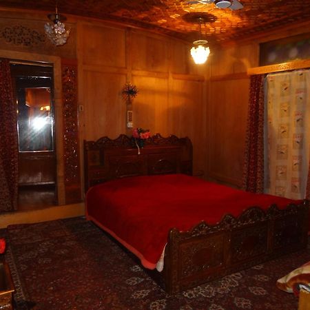 Houseboat Moon Of Kashmir Hotel Srinagar  Room photo