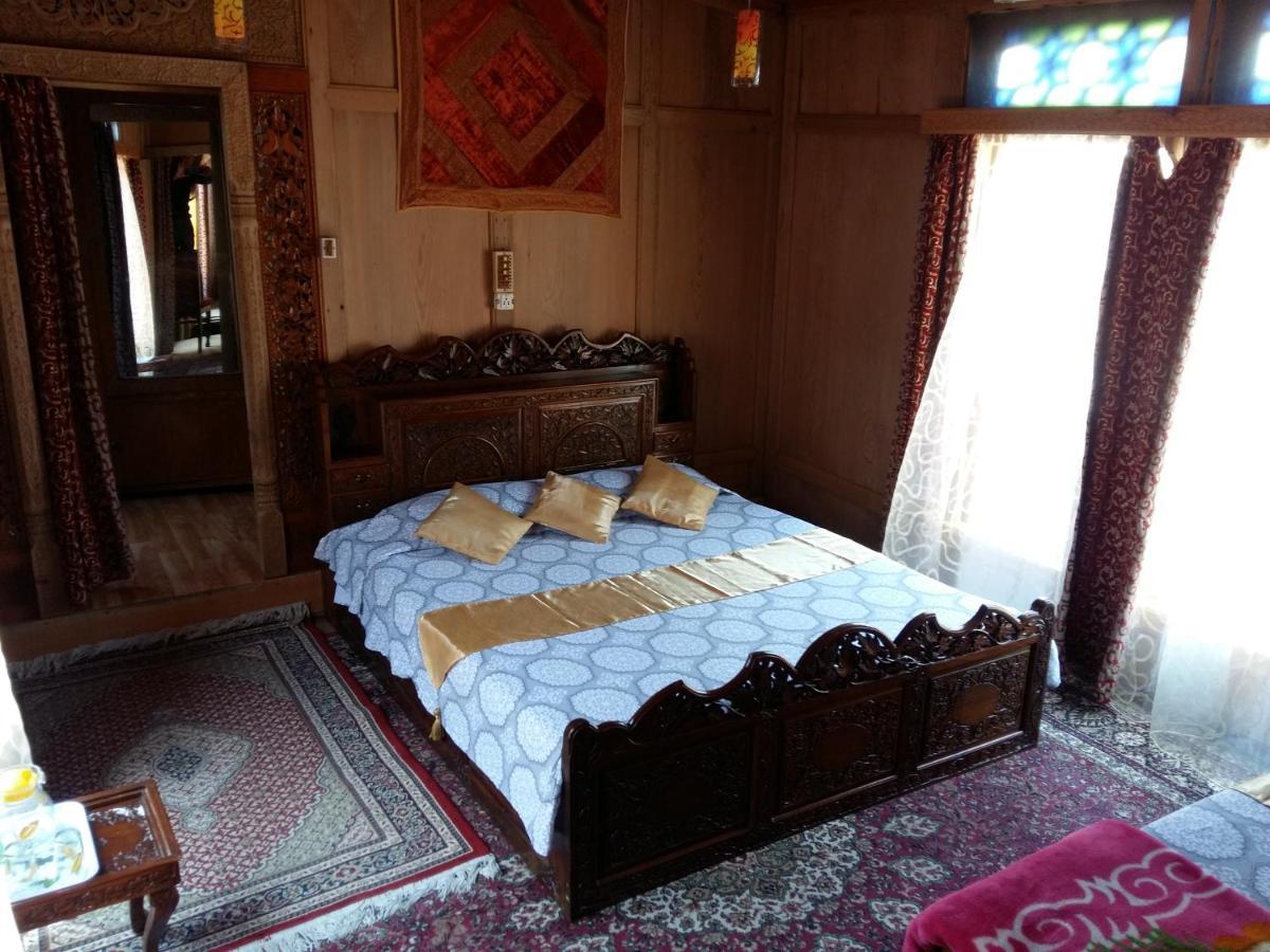 Houseboat Moon Of Kashmir Hotel Srinagar  Exterior photo