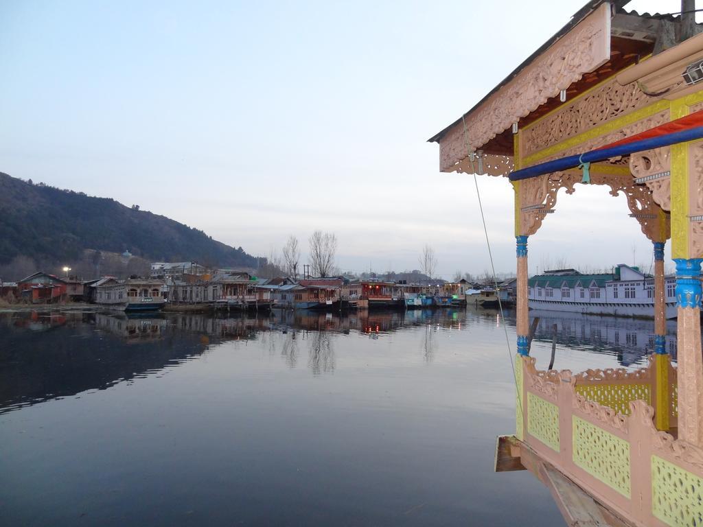 Houseboat Moon Of Kashmir Hotel Srinagar  Exterior photo