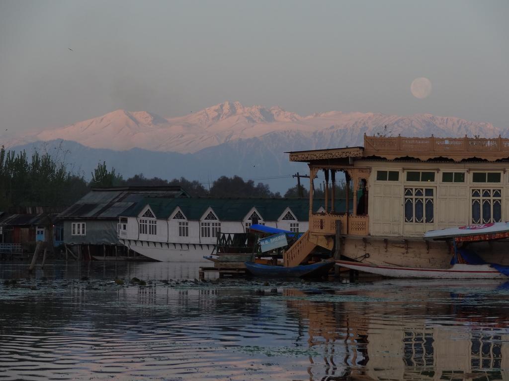 Houseboat Moon Of Kashmir Hotel Srinagar  Exterior photo