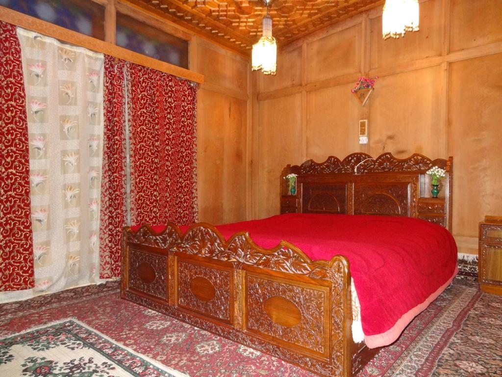 Houseboat Moon Of Kashmir Hotel Srinagar  Room photo