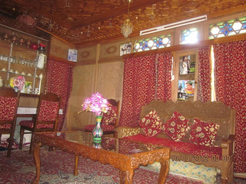 Houseboat Moon Of Kashmir Hotel Srinagar  Exterior photo