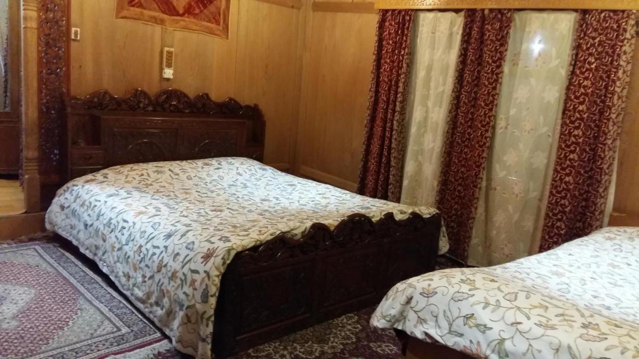 Houseboat Moon Of Kashmir Hotel Srinagar  Exterior photo